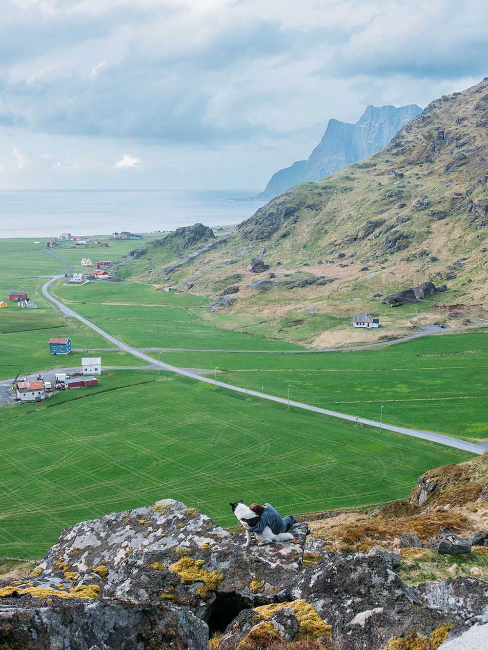 Fotograf rzucił pracę, by podróżować ze swoim psem - poznaj przygody Henrika Vikse i Akiaka 9