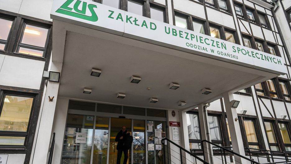 Z kolei jeśli przychód będzie wyższy niż 6124,10 zł, ale niższy niż 11 373,30 zł brutto, ZUS może zmniejszyć świadczenie o kwotę przekroczenia, jednak nie więcej niż o kwotę maksymalnego zmniejszenia, która wynosi:939,61 zł - dla emerytury i renty z tytułu całkowitej niezdolności do pracy;704,75 zł - dla renty z tytułu częściowej niezdolności do pracy;798,72 zł - dla renty rodzinnej przysługującej jednej osobie.