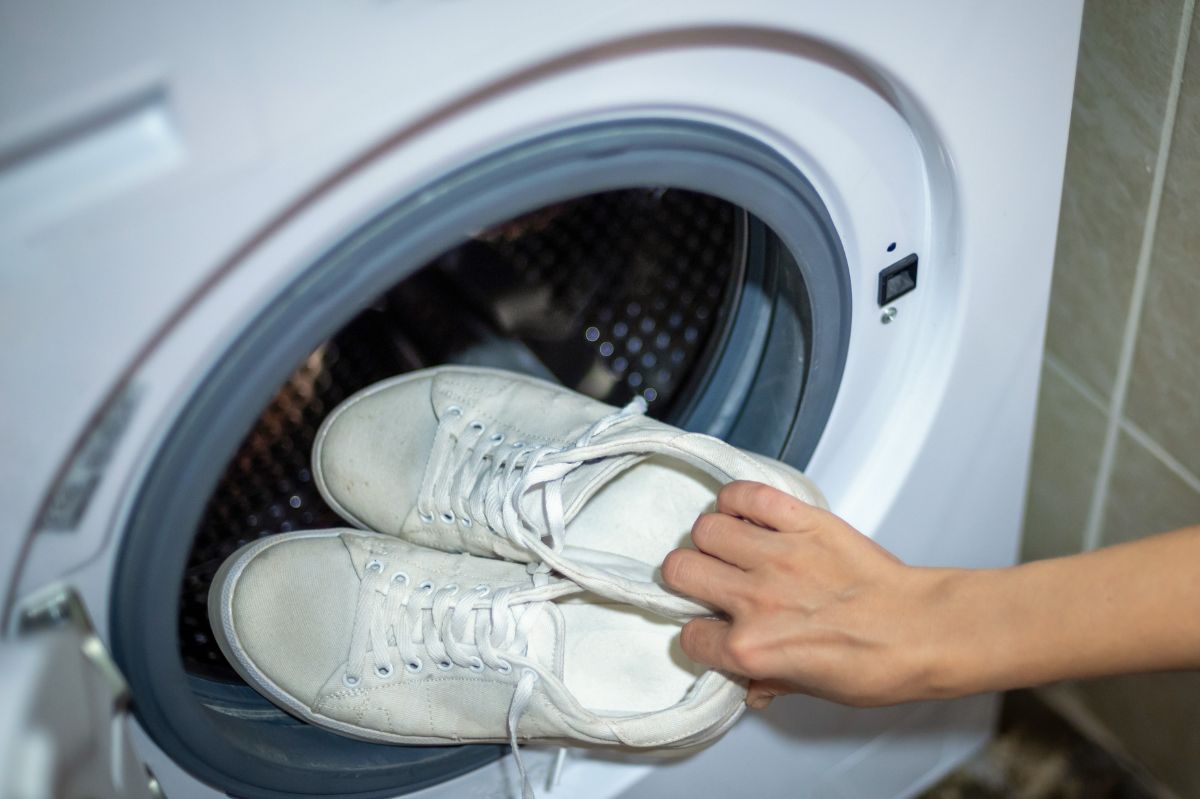 Pierzesz buty w pralce? Te wskazówki warto znać