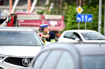 Sławno: Policja zatrzymała kierującą, która miała 3,5 promila alkoholu i wjechała w płot betonowy