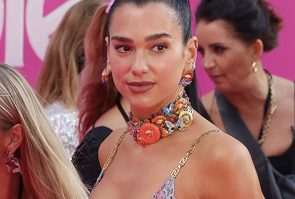 Dua Lipa promuje film "Barbie" w Londynie. Znów zaszalała z dekoltem