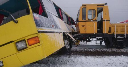 Susiec: Zderzenie autobusu szkolnego z drezyną