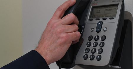 Automat, który pyta o kredyt. Wybierając "2" możesz stracić pieniądze