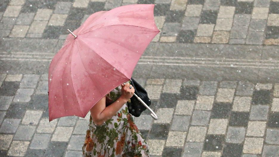 Mieszkańcy wschodniej części kraju muszą się przygotować na deszczową środę.