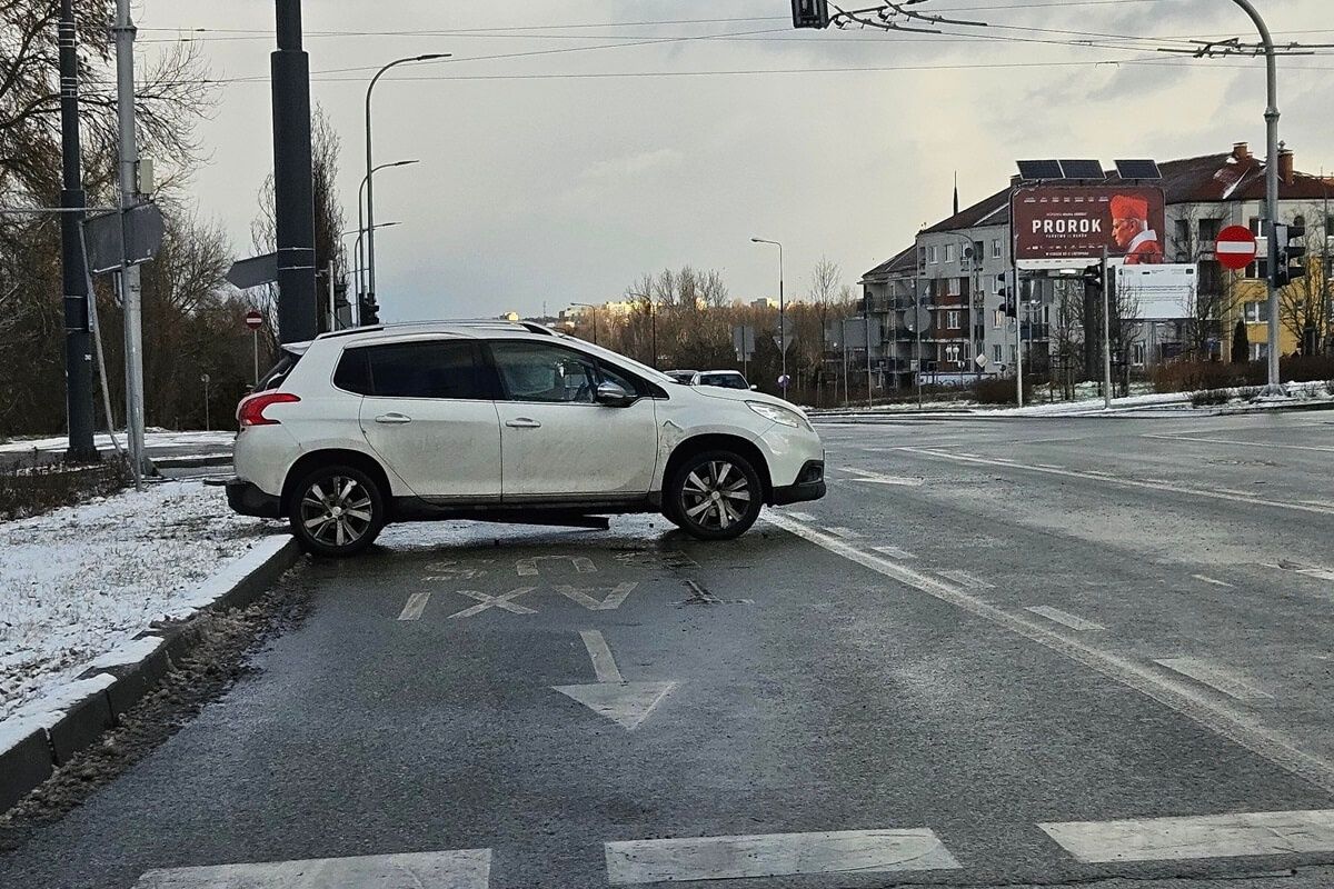 Renault uderzył w peugeota na rondzie Honorowych Krwiodawców w Lublinie