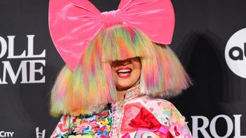 Sia zabrała dziecko na siłownię dla maluchów. Piosenkarka nie ukrywała TWARZY przed paparazzi (FOTO)