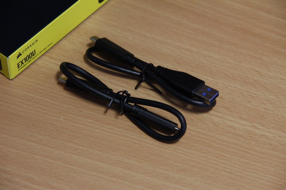 W zestawie mamy dwa przewody USB.
