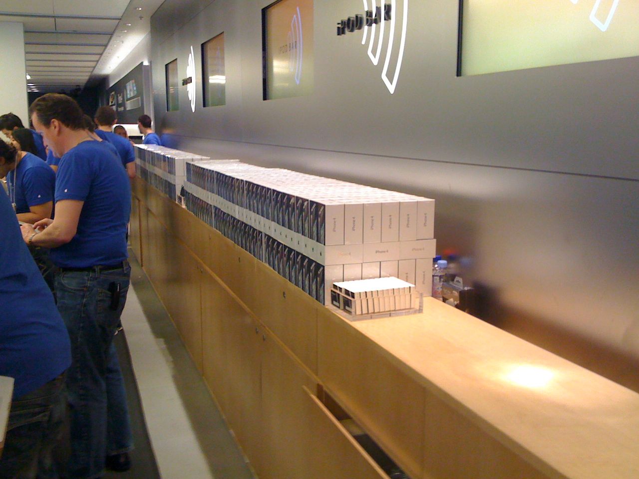 Szaleństwo pod Apple Store - londyńska premiera iPhone 4 [nasza relacja]