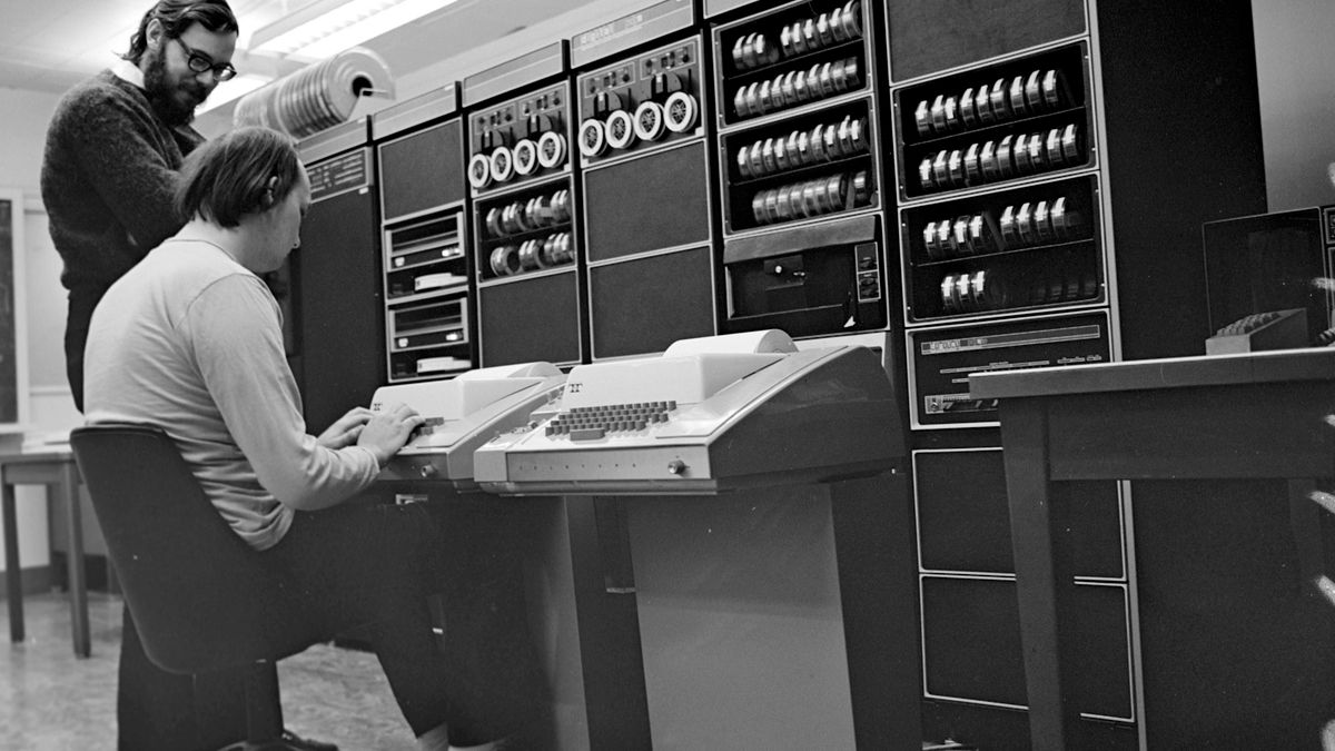 Ken Thompson i Dennis Ritchie przy PDP-2 (Wikimedia)
