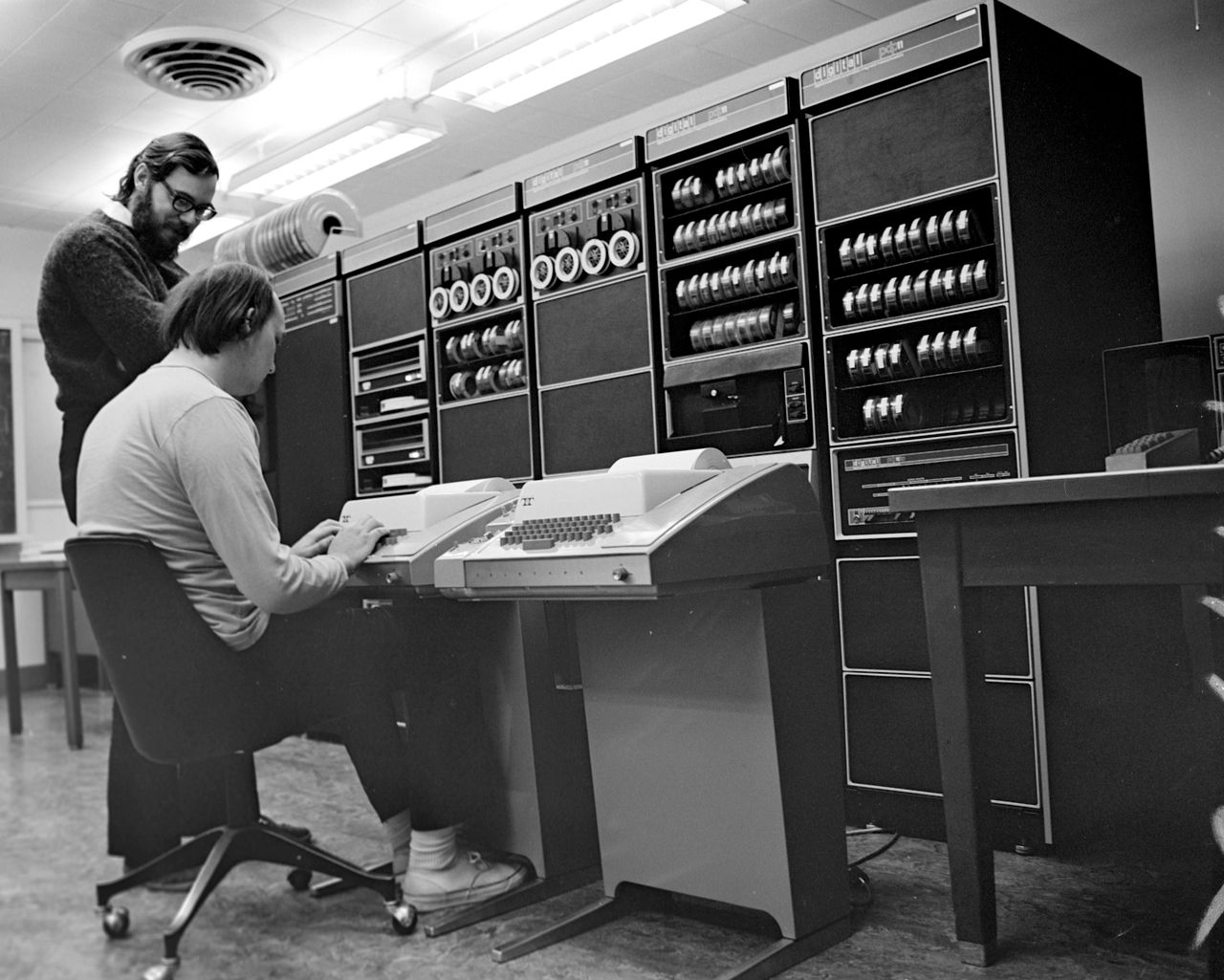 Ken Thompson i Dennis Ritchie przy PDP-2 (Wikimedia)