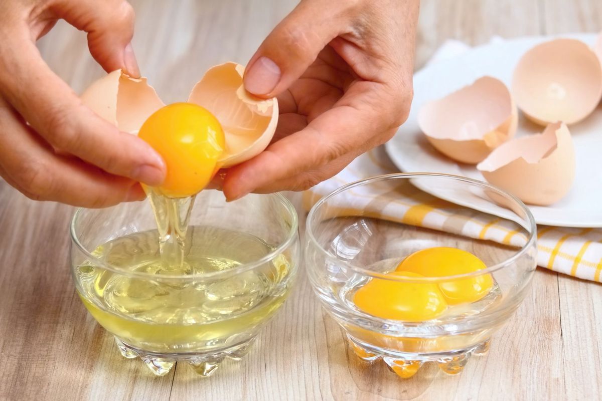 Istnieje kilka prostych sposobów na rozpoznanie świeżego jajka