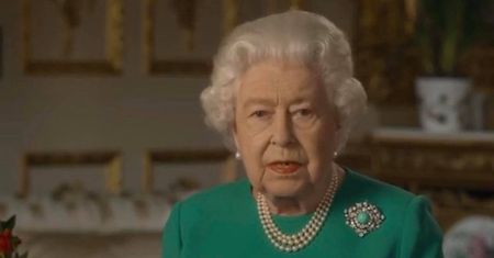 Królowa Elżbieta II wygłosiła orędzie: "Razem stawimy czoła tej chorobie"