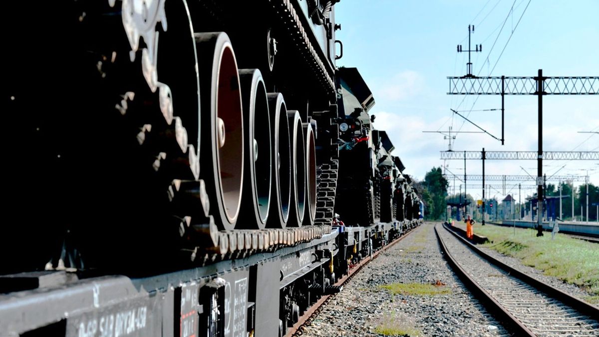 Armatohabubic Krab podczas transportu kolejowego