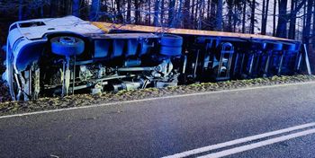 Słupsk: Ciężarówka w rowie na DK-21. Na miejscu pracują służby