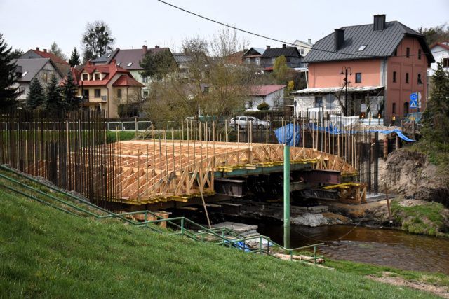 Na Włodawce we Włodawie powstaje nowy most. Poprzednia, drewniana konstrukcja groziła zawaleniem (zdjęcia)