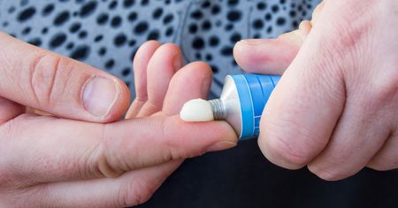 Kup w aptece za grosze. Smaruj regularnie i pożegnaj drobne zmarszczki
