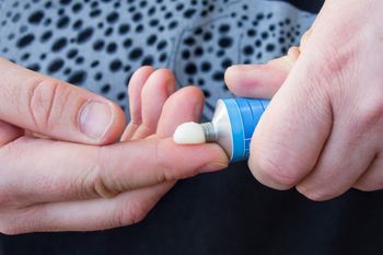 Kosztuje grosze, a działa jak luksusowy zabieg. Smaruj i pożegnaj drobne zmarszczki