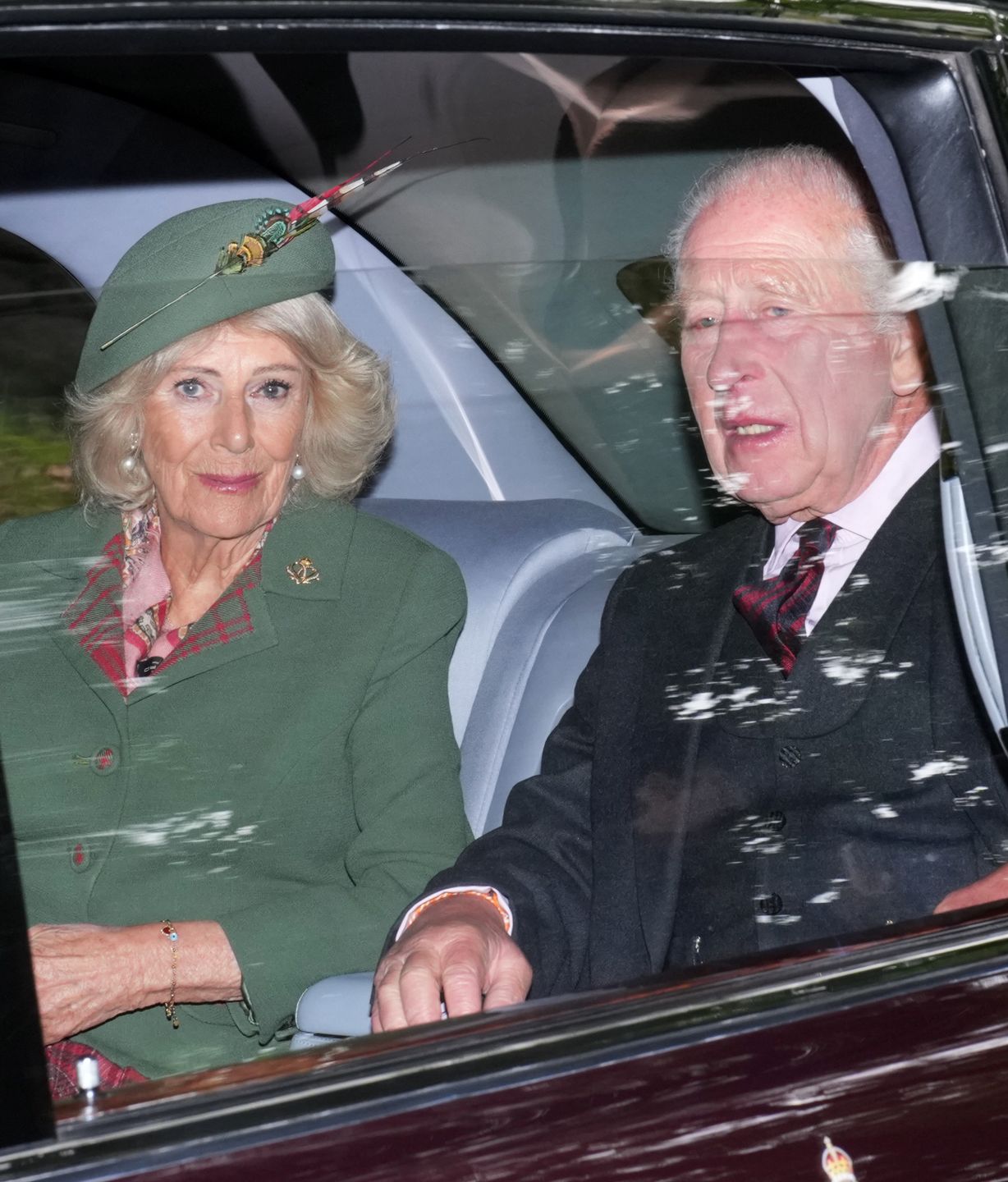 Rodzina królewska jedzie do kościoła