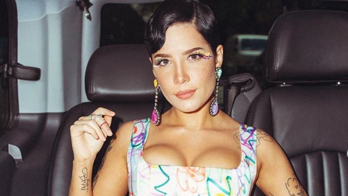 Halsey pokazała swoje wdzięki.