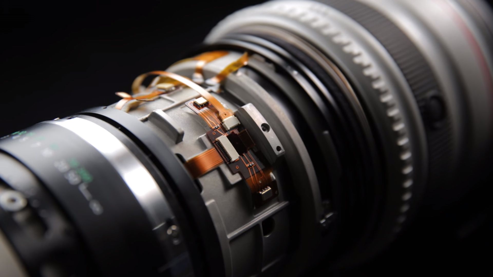 Rozłożyli na części obiektyw Canon 200-400mm f/4L IS USM za 40 tys. zł, aby zobaczyć co jest w środku 10