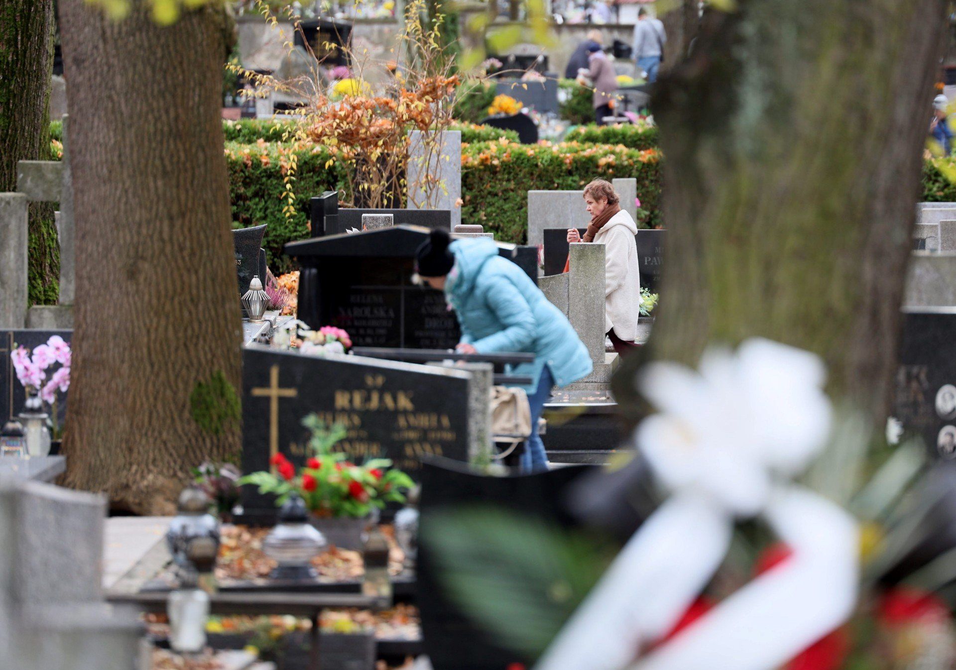 Trwają ostatnie przygotowania przed Wszystkimi Świętymi na cmentarzu przy ulicy Lipowej w Lublinie.
