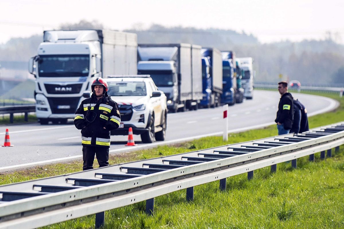 Poważny wypadek na A4. Jedna osoba nie żyje - zdjęcie ilustracyjne 