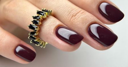 Najmodniejsze paznokcie na jesień. Jak zrobić "chocolate cherry"?