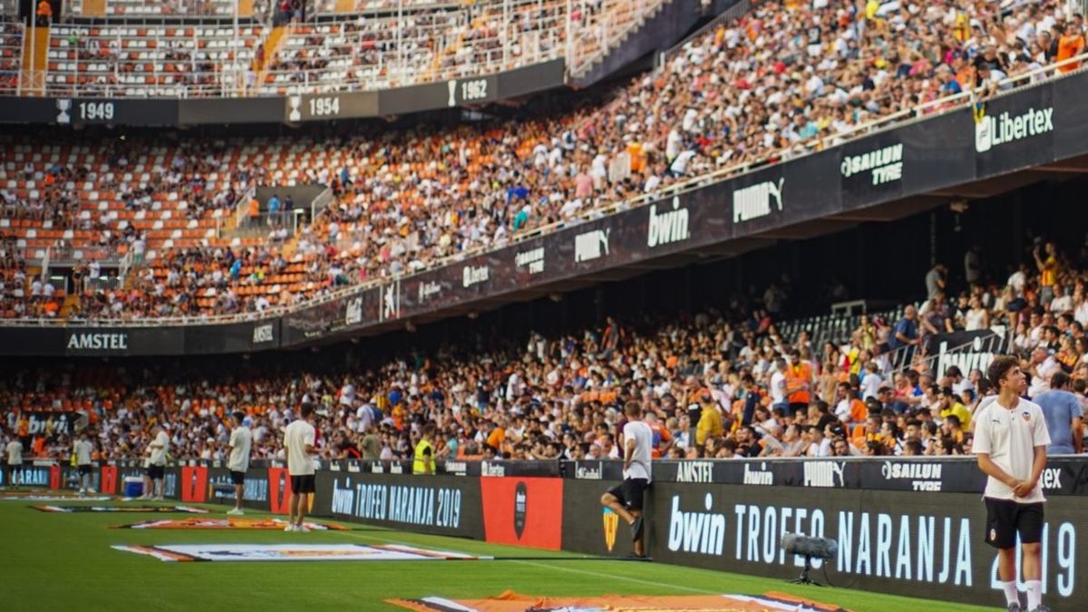 Estadio Mestalla z kibicami na trybunach
