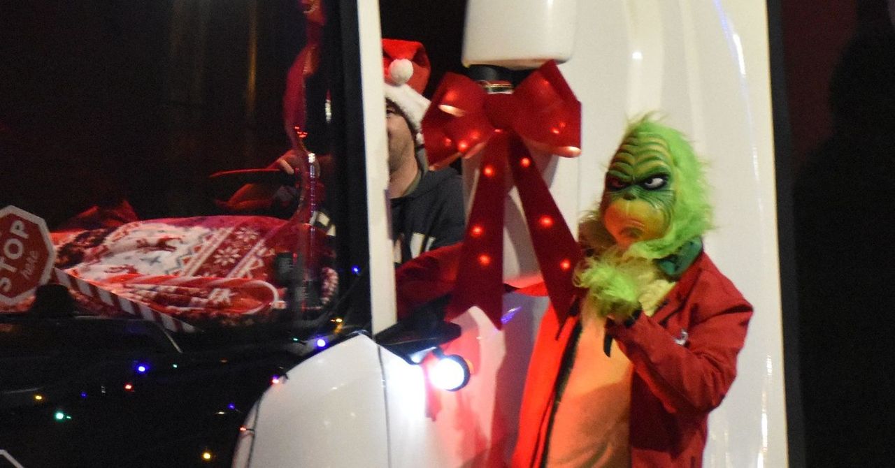 Nowy Staw: Konwój św. Mikołaja. Kierowcy towarzyszyli uczestnikom biegu