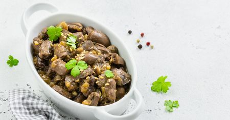 Gulasz z serc drobiowych z pieczarkami – klasyczne danie jednogarnkowe