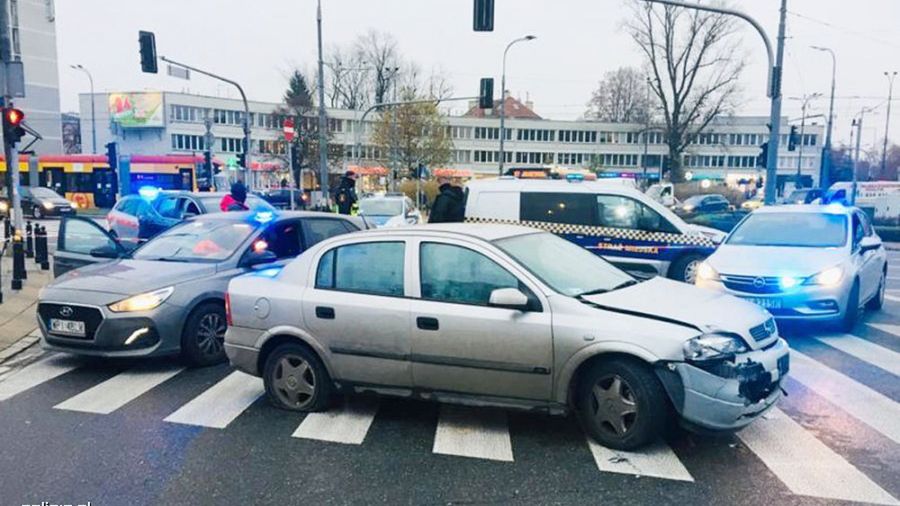 Jeśli podczas jazdy musimy opuścić pojazd, by sprawdzić, co się stało, nie zapominajmy o wyłączeniu silnika i zaryglowaniu drzwi.