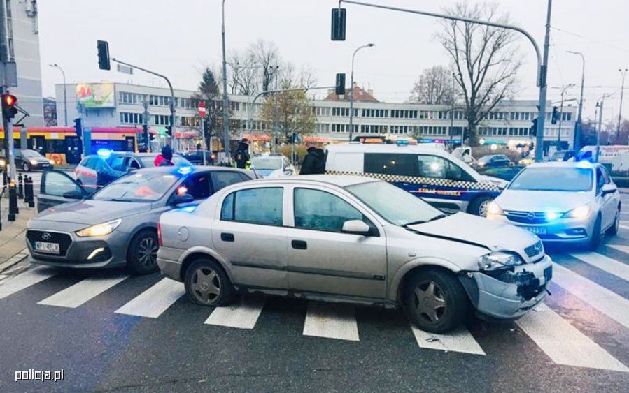 Jeśli podczas jazdy musimy opuścić pojazd, by sprawdzić, co się stało, nie zapominajmy o wyłączeniu silnika i zaryglowaniu drzwi.