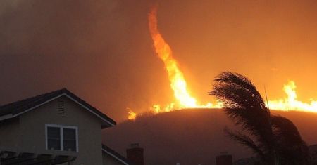 Nie wierzyli własnym oczom. Ogniste tornado nawiedziło Kalifornię