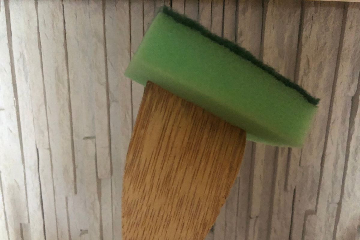 Kuchenny trik z drewnianą łyżką i gąbką