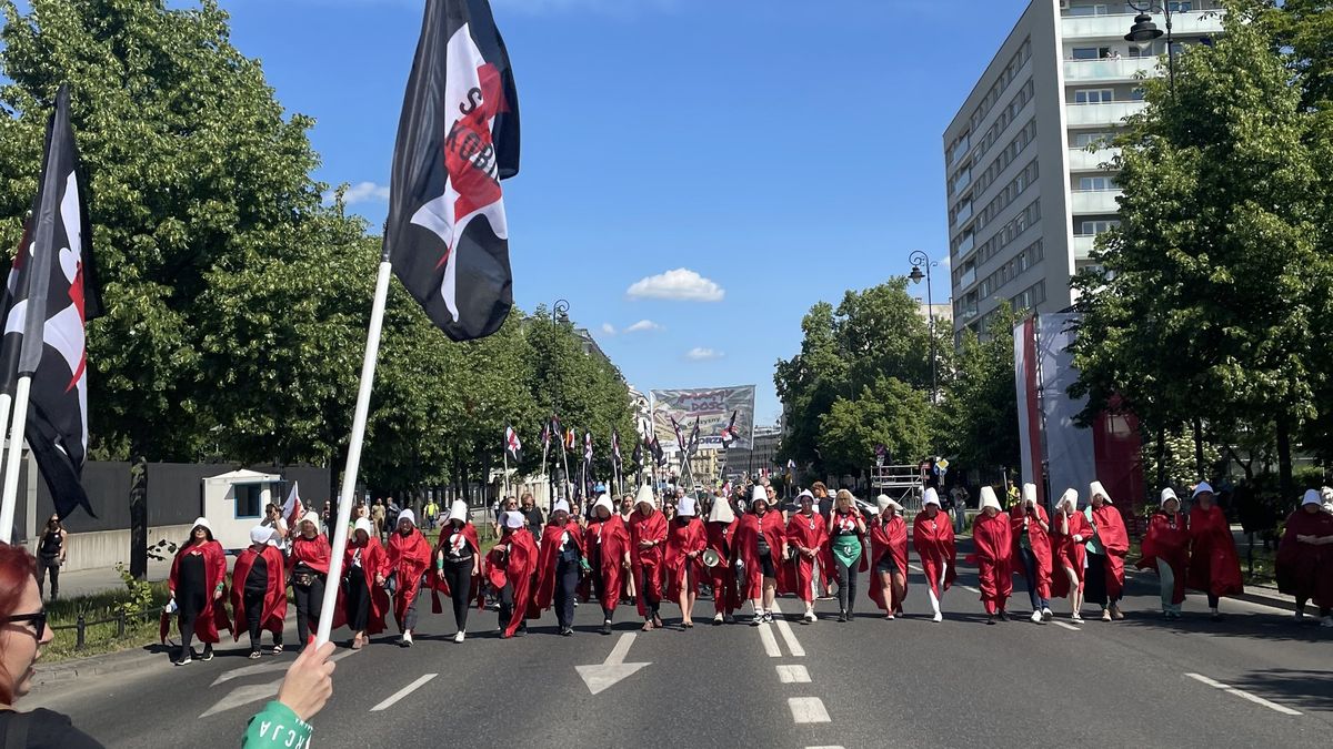 Ogólnopolski Strajk Kobiet na marszu w Warszawie