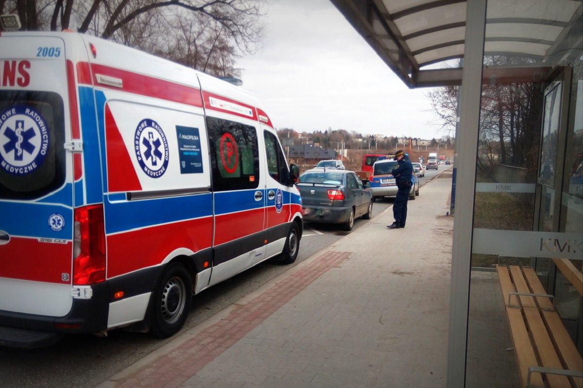 Roztrzęsiona matka i dziecko na przystanku. Dramat w Krakowie