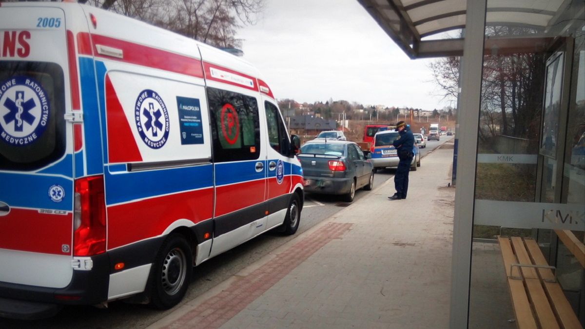 Do zdarzenia doszło na przystanku autobusowym. 