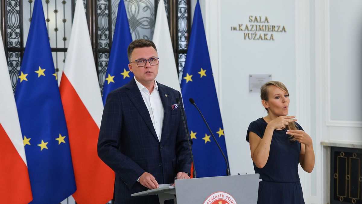 Warszawa, 05.09.2025. Marszałek Sejmu Szymon Hołownia (L) na konferencji prasowej w Sejmie w Warszawie, 5 bm. (sko) PAP/Albert Zawada
