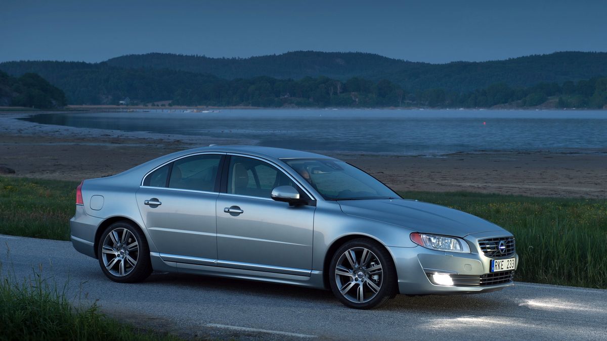 Na pierwszy ogień idzie limuzyna ze Szwecji. Volvo S80 drugiej generacji było dostępne z szeroką paletą silników, ale wisienką na torcie była jednostka V8. Brzmiała przepięknie, a pierwsza setka pojawiała się na prędkościomierzu po 6,5 sekundach.