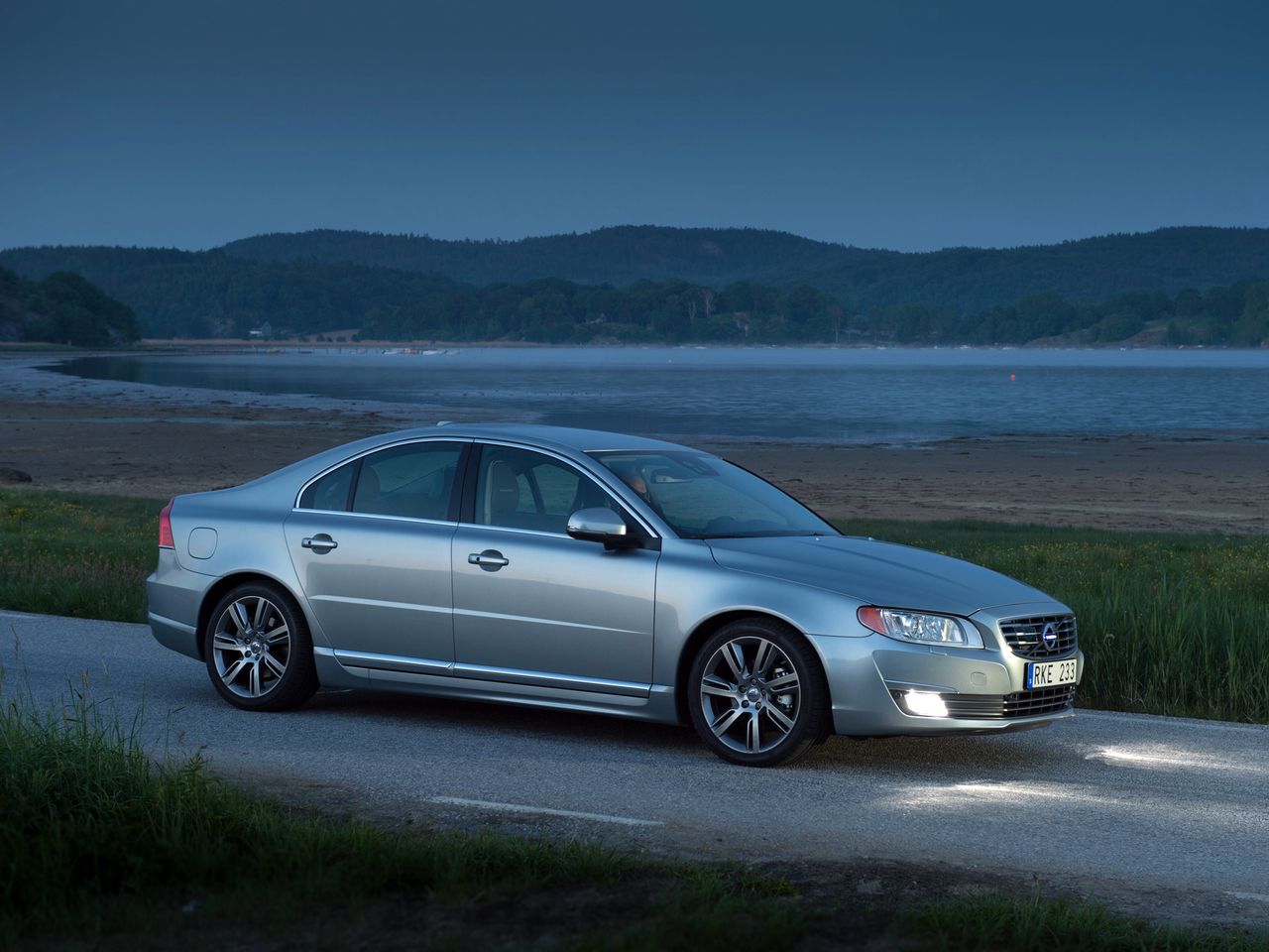 Na pierwszy ogień idzie limuzyna ze Szwecji. Volvo S80 drugiej generacji było dostępne z szeroką paletą silników, ale wisienką na torcie była jednostka V8. Brzmiała przepięknie, a pierwsza setka pojawiała się na prędkościomierzu po 6,5 sekundach.