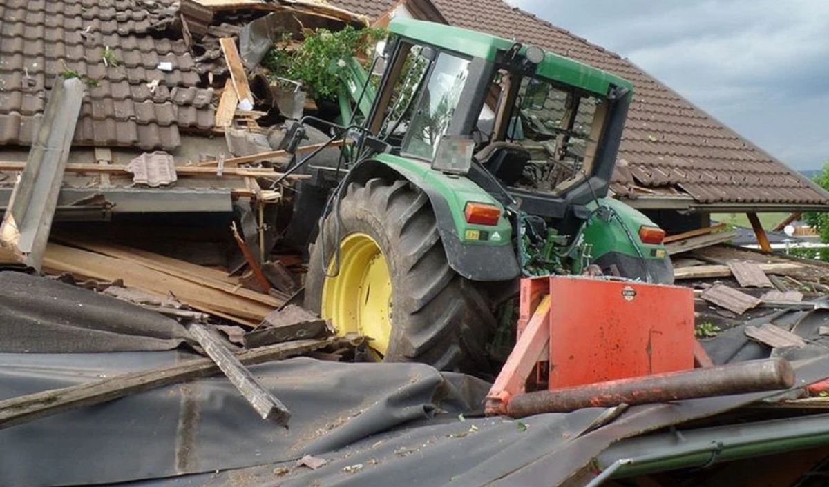 Ciągnik rolniczy znalazł się na dachu budynku mieszkalnego 