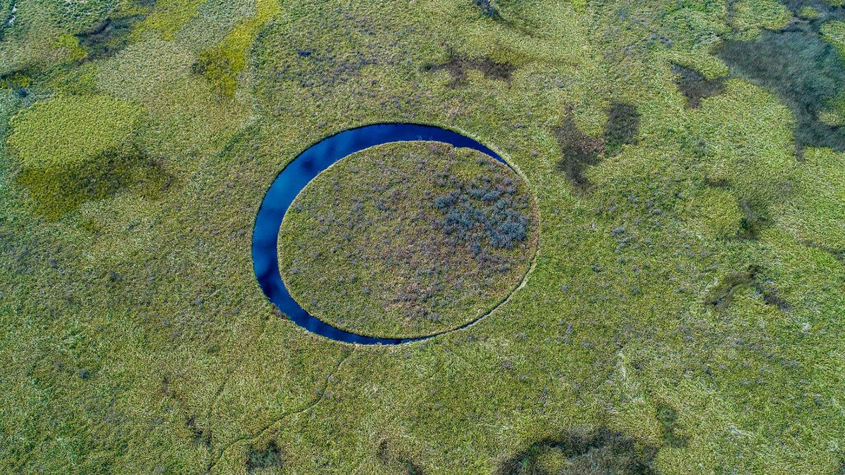 Wygląda jak UFO. Ta wyspa ciągle się obraca