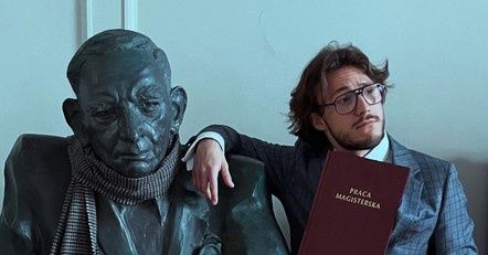 Młody aktor "Barw szczęścia" obronił pracę magisterską. Niewiarygodne, o czym pisał