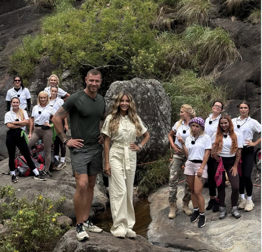 Uczestniczki "Królowej przetrwania" z Dariuszem Pachutem