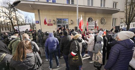 Krzyki przed prokuraturą. Tuż przed konferencją prezesa PiS