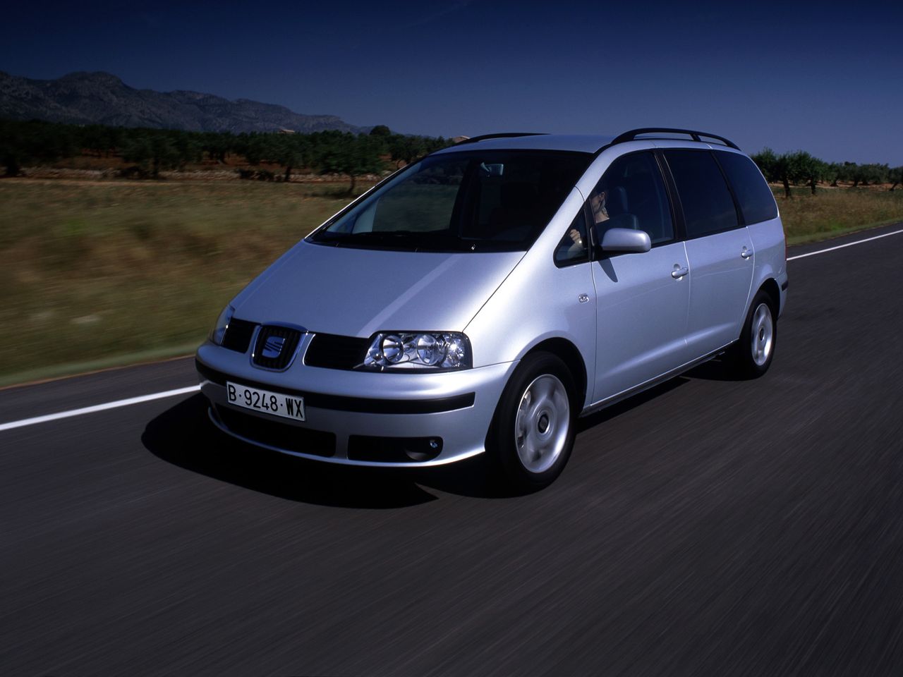 Seat Alhambra to tak naprawdę Volkswagen Sharan z innym logo i pozmienianymi detalami.