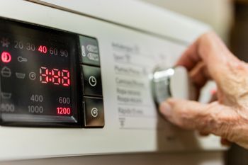 Mandat za robienie prania. Można dostać nawet 5 tys. zł kary