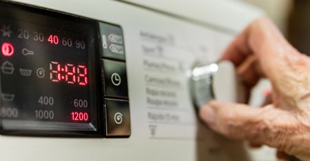 Mandat za robienie prania. Można dostać nawet 5 tys. zł kary