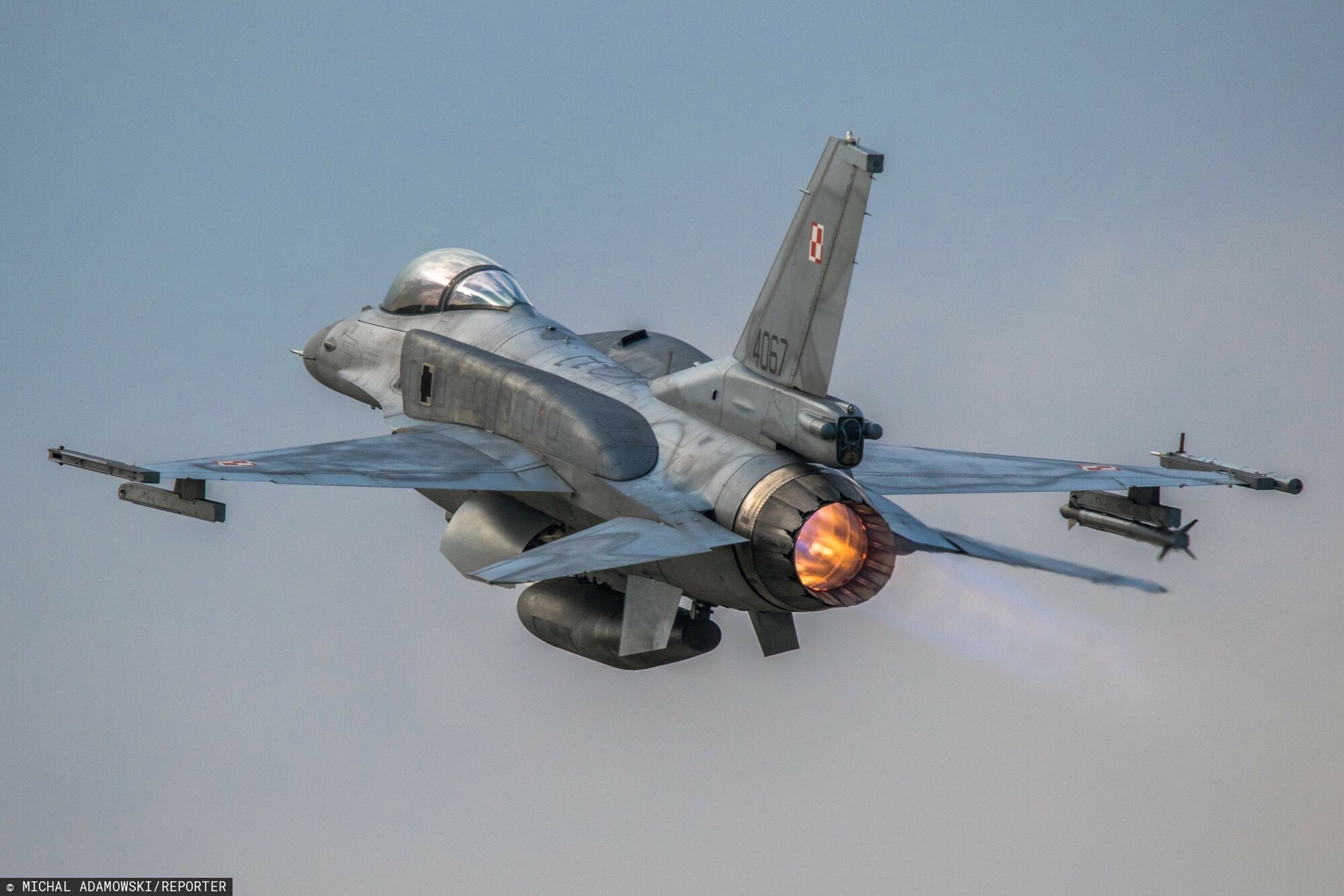 32. Baza Lotnictwa Taktycznego w ?asku
13.04.2016 32 Baza Lotnictwa Taktycznego w Lasku to jedno z miejsc gdzie stacjonuja polskie mysliwce F-16. Piloci trenuja i lataja caly rok patrolujac jednoczesnie polska przestrzen powietrzna , fot. Michal Adamowski/REPORTER
Michal Adamowski/REPORTER