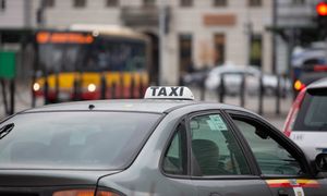 Taksówkarz z Warszawy szuka pasażerów. "Nie chcieli mnie oszukać"
